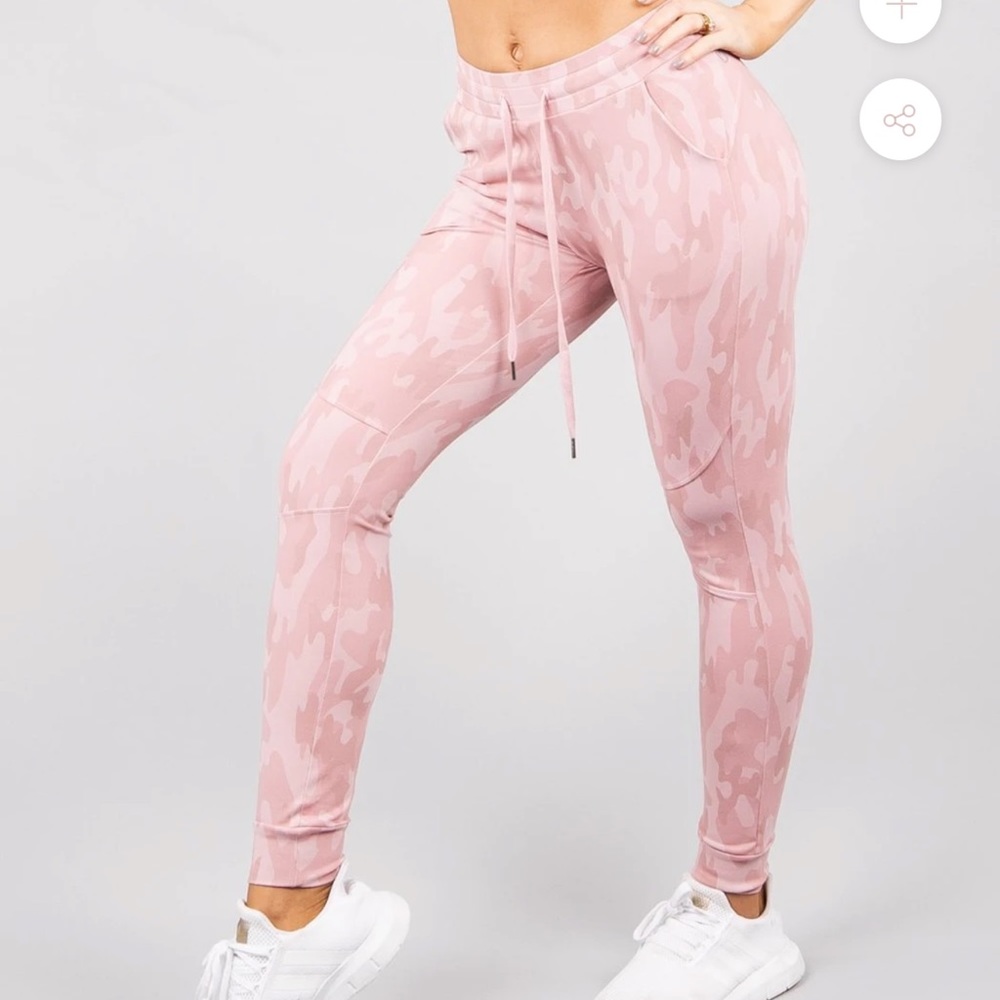 Buffbunny Jasmine Jogger
Mauve Camo